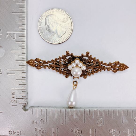 Vintage 1950s Brass Filigree Brooch Faux Pearl Cluster Dangle Elegant Romantic - Picture 9 of 10